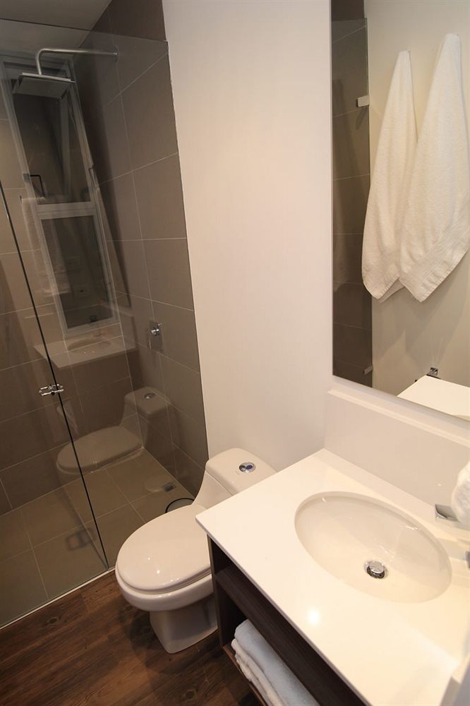 Sites Hotel Medellín Kültér fotó A shower with a sliding door